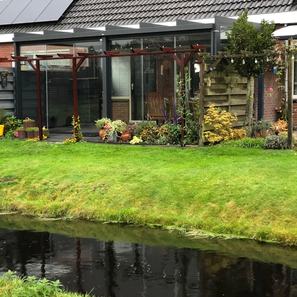 Glazen tuinkamer met zonwering en tuin, gerealiseerd door Veldman Zonwering in Ureterp Glazen tuinkamer met zonwering en tuin gerealiseerd door Veldman Zonwering in Ureterp
