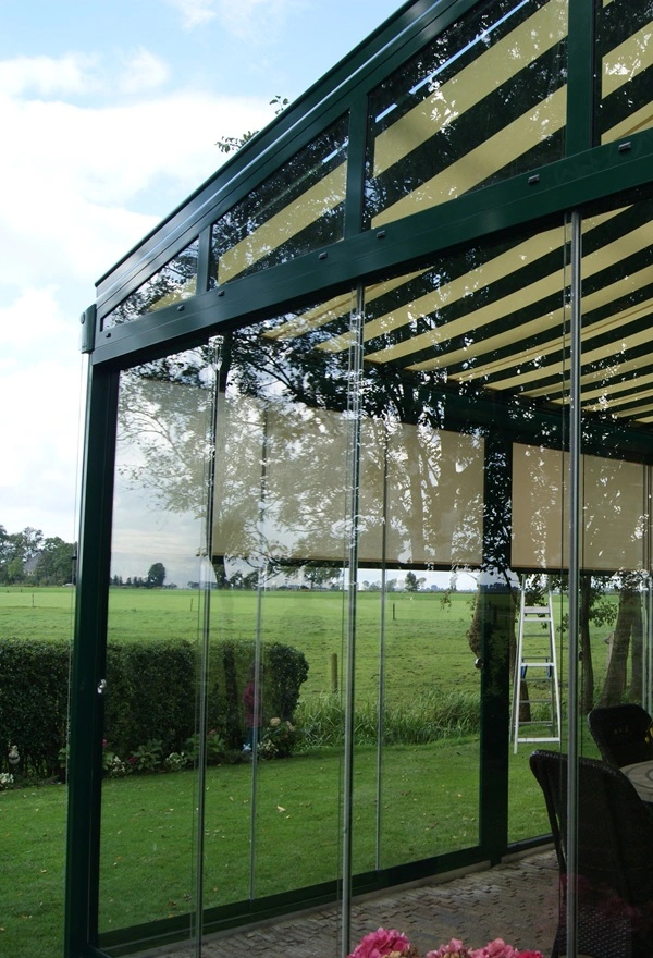 Glazen tuinkamer met zonwering geplaatst door Veldman Zonwering Glazen tuinkamer met zonwering geplaatst door Veldman Zonwering