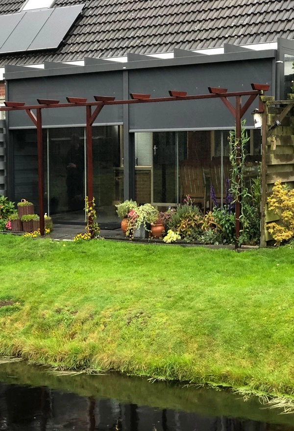 Glazen tuinkamer met zonwering in Ureterp gerealiseerd door Veldman Zonwering Glazen tuinkamer met zonwering in Ureterp gerealiseerd door Veldman Zonwering