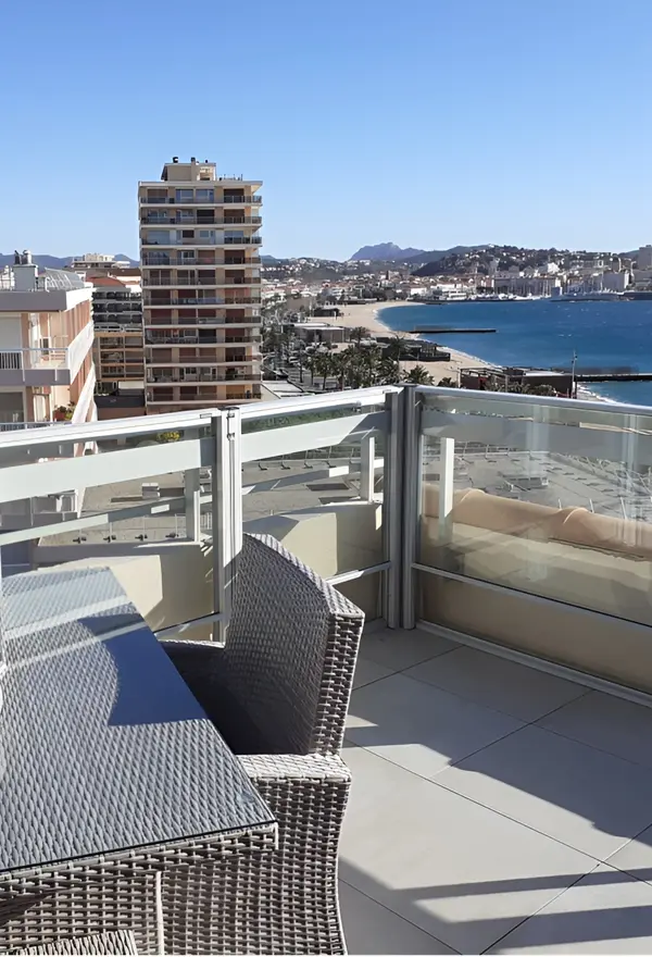 Glazen windschermen op balkon in Italië bieden bescherming en uitzicht op zee Glazen windschermen op balkon in Italië bieden bescherming en uitzicht op zee
