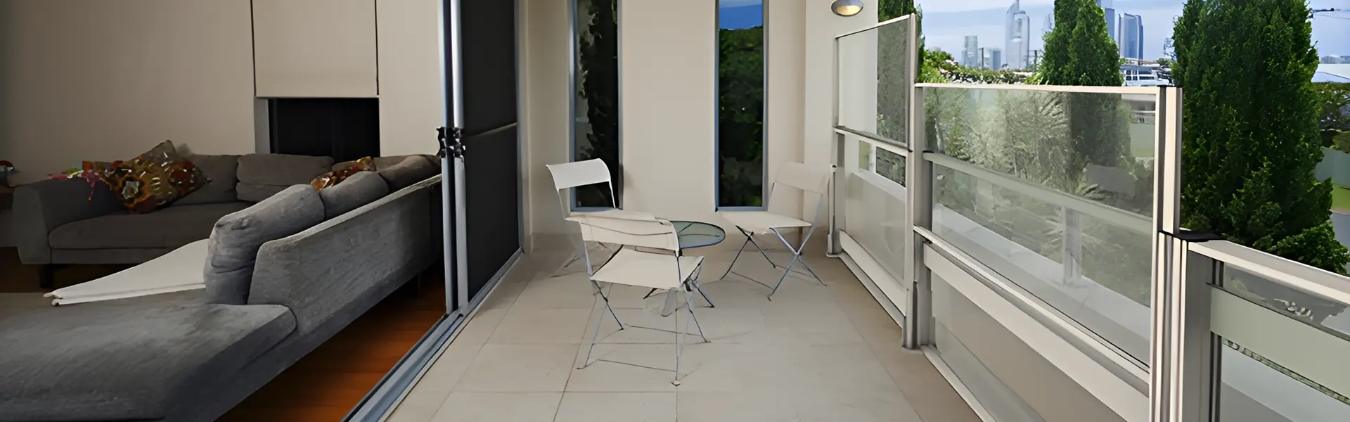 Glazen windschermen op balkon met uitzicht op groene omgeving en stad Glazen windschermen op balkon met uitzicht op groene omgeving en stad