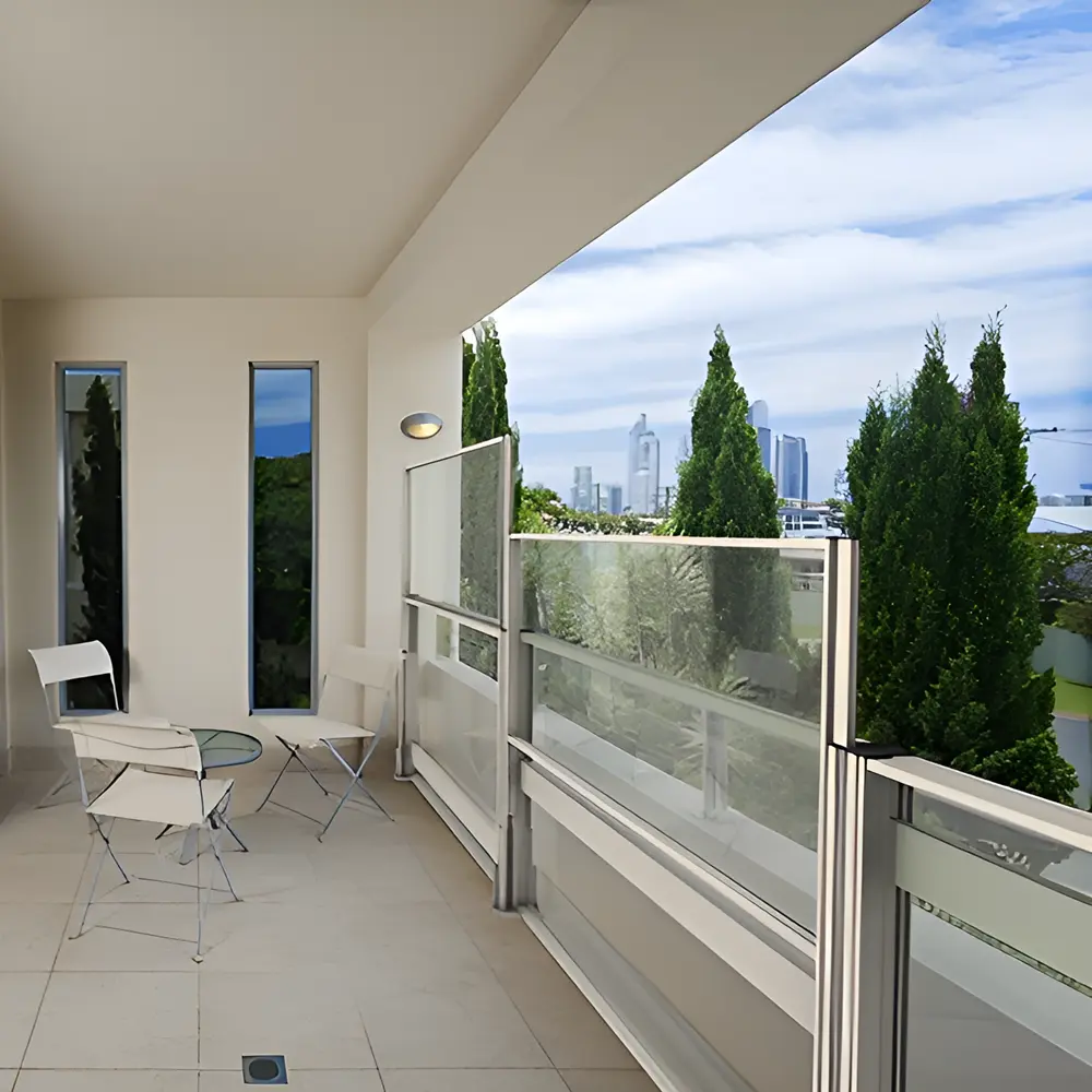 Glazen windschermen op balkon met uitzicht op stad en bescherming tegen wind Glazen windschermen op balkon met uitzicht op stad en bescherming tegen wind