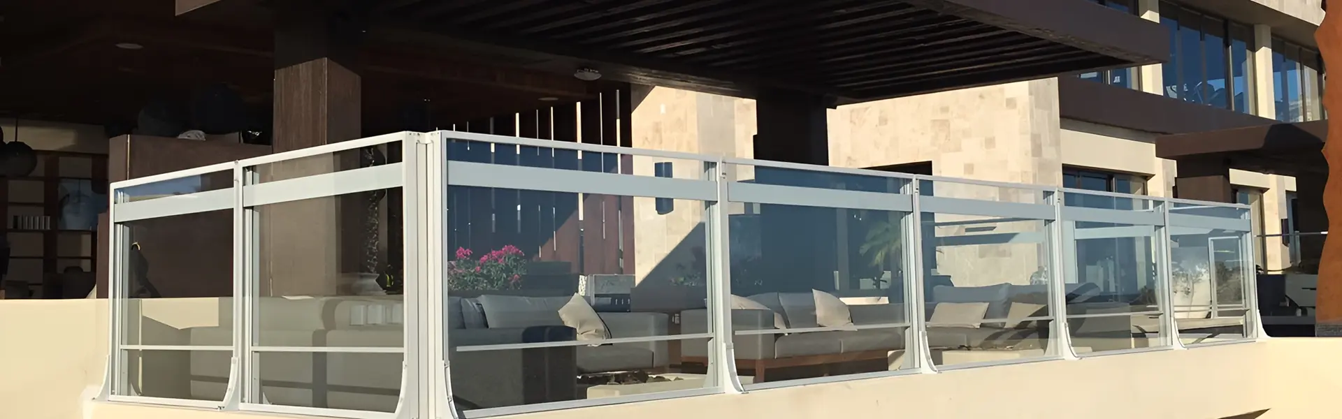 Glazen windschermen op luxe terras in Spanje, bieden windbescherming en comfort Glazen windschermen op luxe terras in Spanje bieden windbescherming en comfort