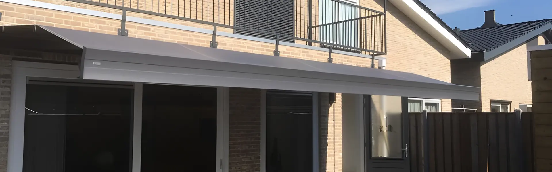 Grijs zonweringsdoek geplaatst aan een moderne woning in Urk door Veldman Zonwering Grijs zonweringsdoek geplaatst aan een moderne woning in Urk door Veldman Zonwering