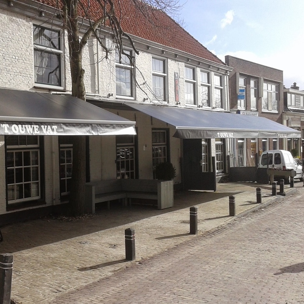 Horeca scherm voor zon en regen bij het Ouwe vat in Sneek Friesland Horeca scherm voor zon en regen bij het Ouwe vat in Sneek Friesland