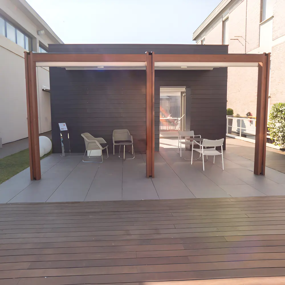 Houten overkapping Woodplus met schuifdak en tuinmeubelen op terras