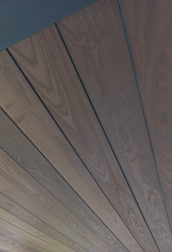 Houten plafondlamellen terrasoverkapping in Grootegast door Veldman Zonwering Houten plafondlamellen terrasoverkapping in Grootegast door Veldman Zonwering