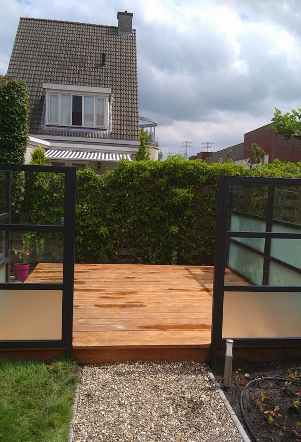 Houten terras met glazen windscherm in Leeuwarden, geplaatst door Veldman Zonwering Houten terras met glazen windscherm in Leeuwarden, geplaatst door Veldman Zonwering