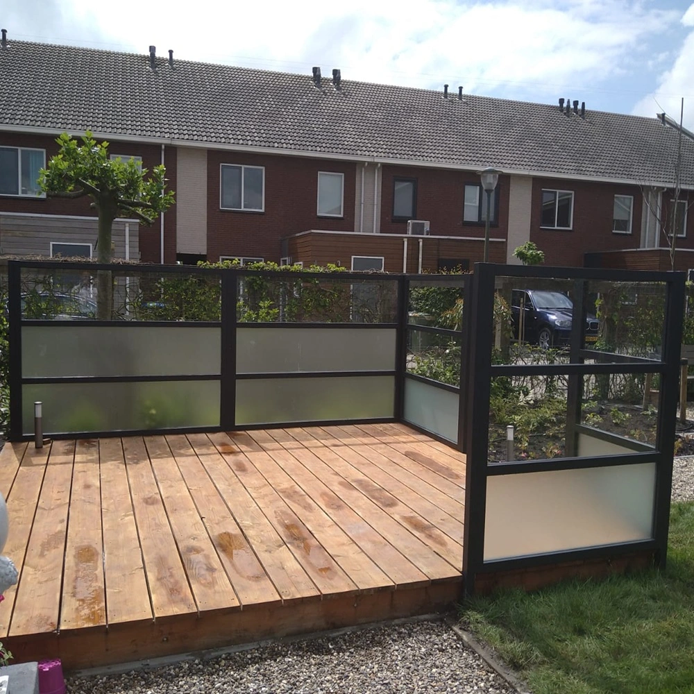 Houten terras met mat en helder glazen windscherm in Leeuwarden door Veldman Zonwering Houten terras met mat en helder glazen windscherm in Leeuwarden door Veldman Zonwering
