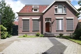 Klassieke woning met buitenjaloezieen en rode dakpannen