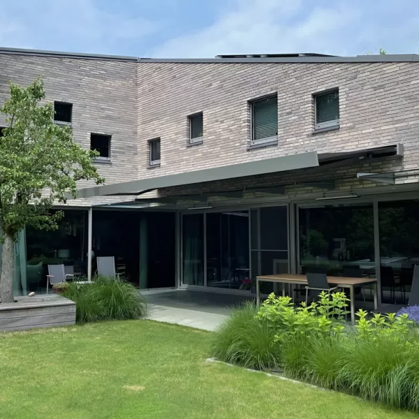 Knikarmscherm bij woning in Friesland Knikarmscherm bij woning in Friesland