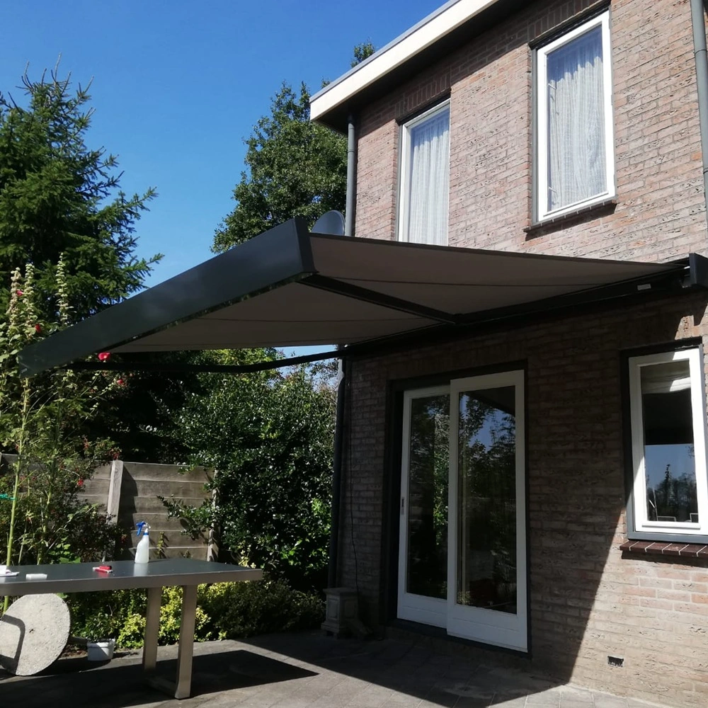 Knikarmscherm in compacte tuin in Friesland Knikarmscherm in compacte tuin in Friesland