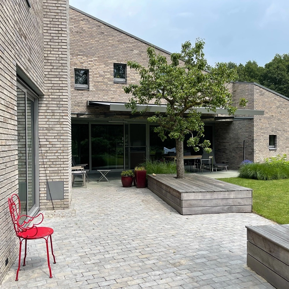 Kubata zonnescherm op terras met tuintafel in Zuid-Holland Kubata zonnescherm op terras met tuintafel in Zuid-Holland