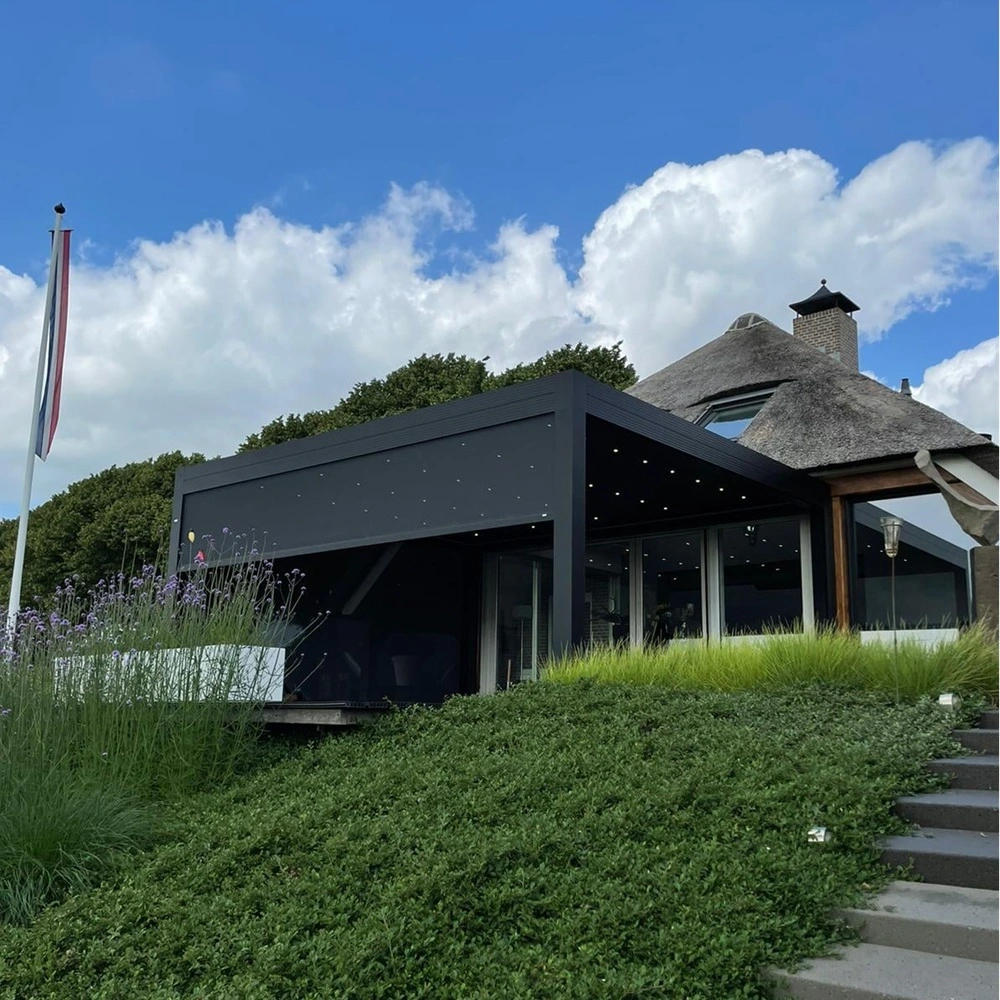 Lamellen overkapping bij rietgedekte woning in Wilsum door Veldman Zonwering Lamellen overkapping bij rietgedekte woning in Wilsum door Veldman Zonwering