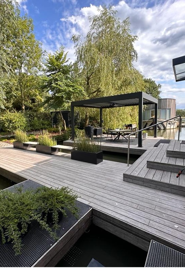 Lamellen overkapping bij watervilla in Amsterdam door Veldman Zonwering Lamellen overkapping bij watervilla in Amsterdam door Veldman Zonwering