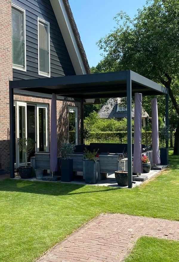 Lamellen overkapping gerealiseerd door Veldman Zonwering in Drenthe