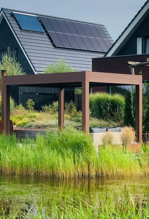 Lamellen overkapping in Boornbergum door Veldman Zonwering omgeven door tuin Lamellen overkapping in Boornbergum door Veldman Zonwering omgeven door tuin