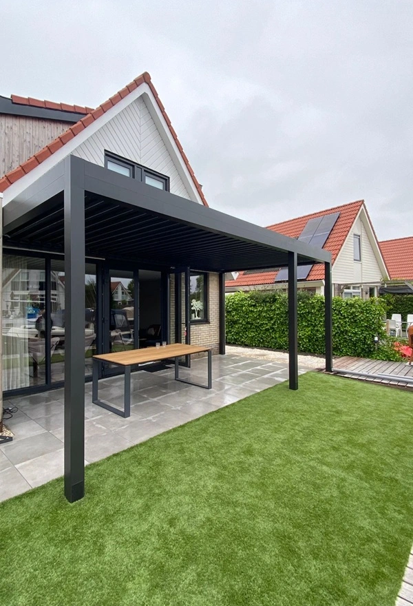 Lamellen overkapping met tuin in Grou project van Veldman Zonwering Lamellen overkapping met tuin in Grou project van Veldman Zonwering