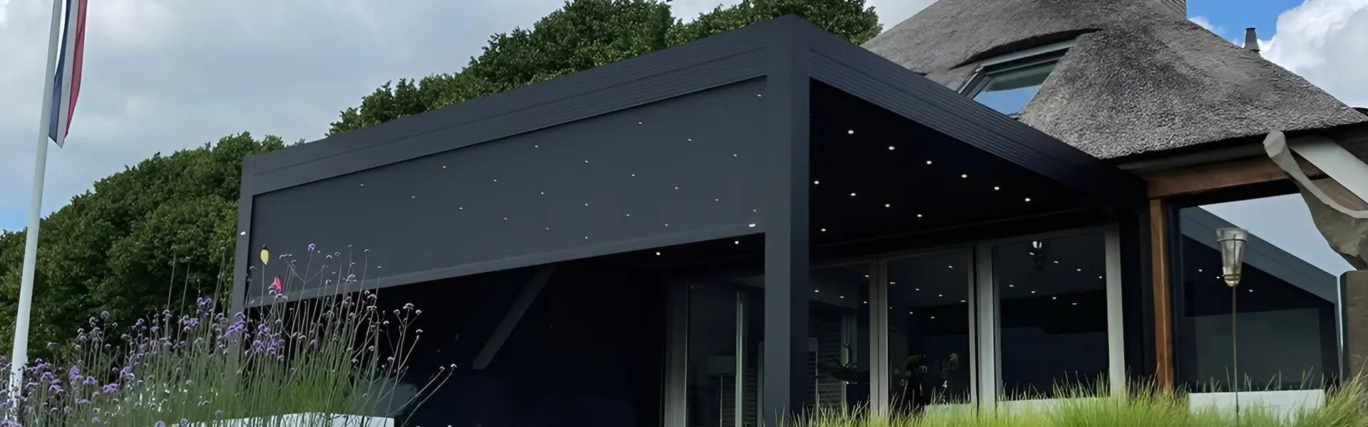 Lamellen overkapping met verlichting bij rietgedekte woning in Wilsum door Veldman Zonwering Lamellen overkapping met verlichting bij rietgedekte woning in Wilsum door Veldman Zonwering