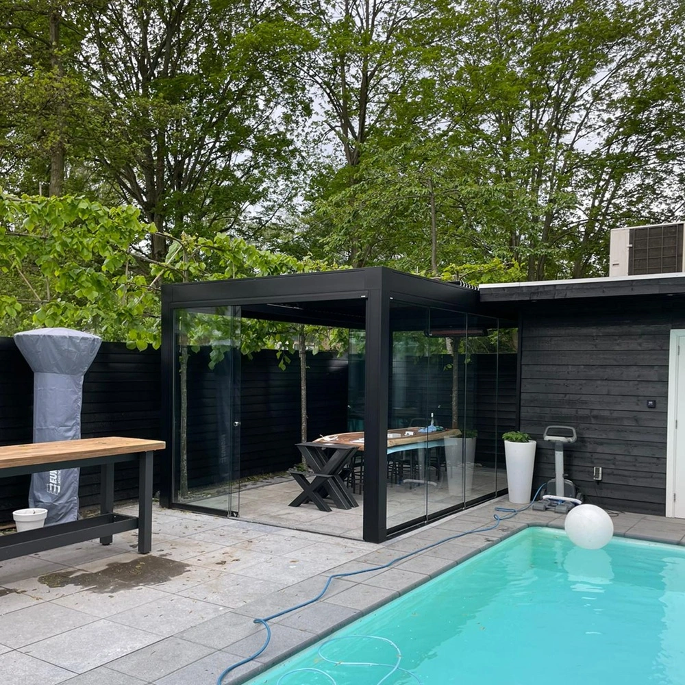 Lamellen tuinkamer met glazen wanden Lamellen tuinkamer met glazen wanden