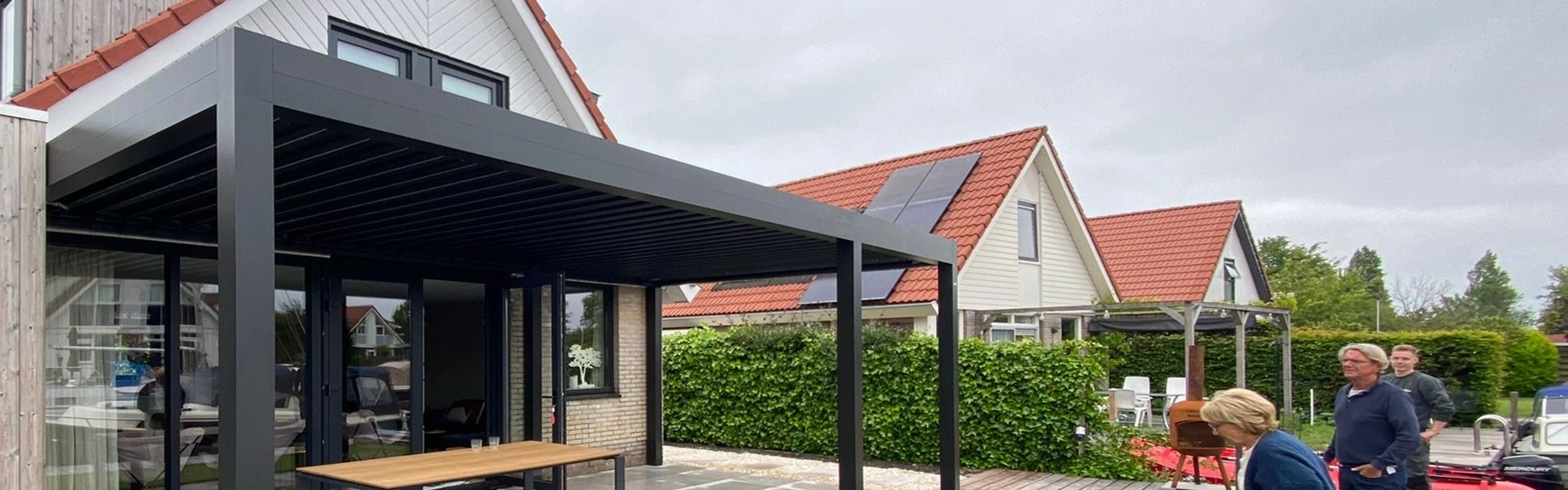 Lamellenoverkapping in Grou gerealiseerd door Veldman Zonwering Lamellenoverkapping in Grou gerealiseerd door Veldman Zonwering