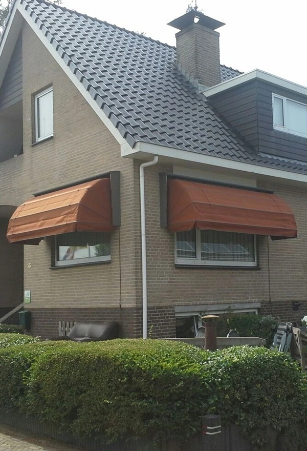 Markiezen in roestkleur op woning in Echtenerbrug door Veldman Zonwering Markiezen in roestkleur op woning in Echtenerbrug door Veldman Zonwering