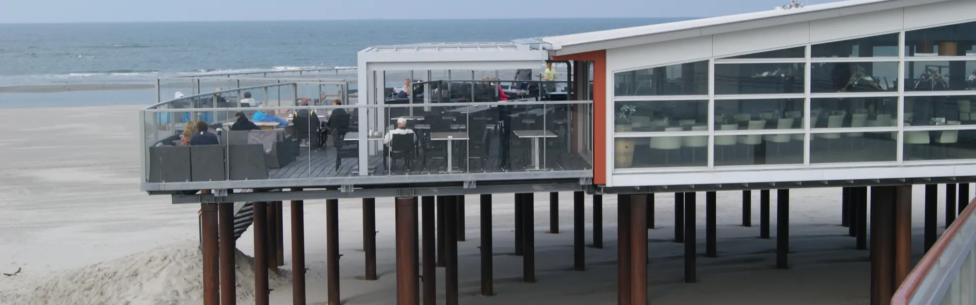 Modern strandpaviljoen met terrasoverkapping door Veldman Zonwering op Ameland Modern strandpaviljoen met terrasoverkapping door Veldman Zonwering op Ameland