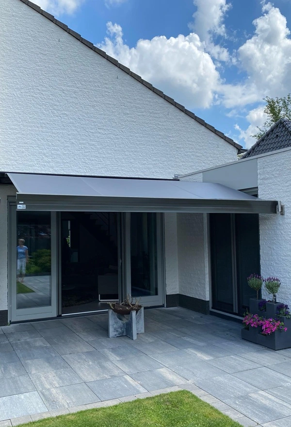 Modern zon- en regenscherm in Maarheeze door Veldman Zonwering beschermt tegen zon en regen Modern zon- en regenscherm in Maarheeze door Veldman Zonwering beschermt tegen zon en regen