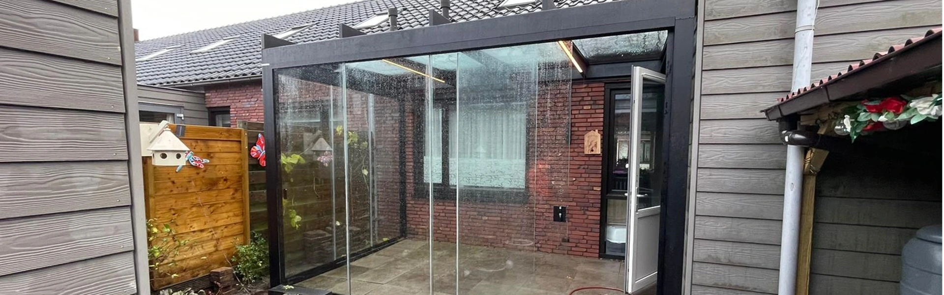 Moderne glazen tuinkmamer geplaatst door Veldman Zonwering in Heerenveen Moderne glazen tuinkmamer geplaatst door Veldman Zonwering in Heerenveen