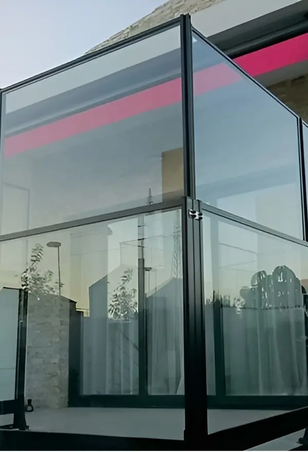 Moderne glazen windschermen op balkon in voor windbescherming en privacy Moderne glazen windschermen op balkon in voor windbescherming en privacy