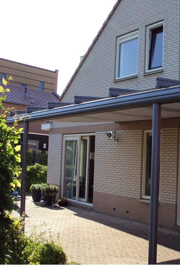 Moderne overkapping met glas geplaatst door Veldman Zonwering Moderne overkapping met glas geplaatst door Veldman Zonwering