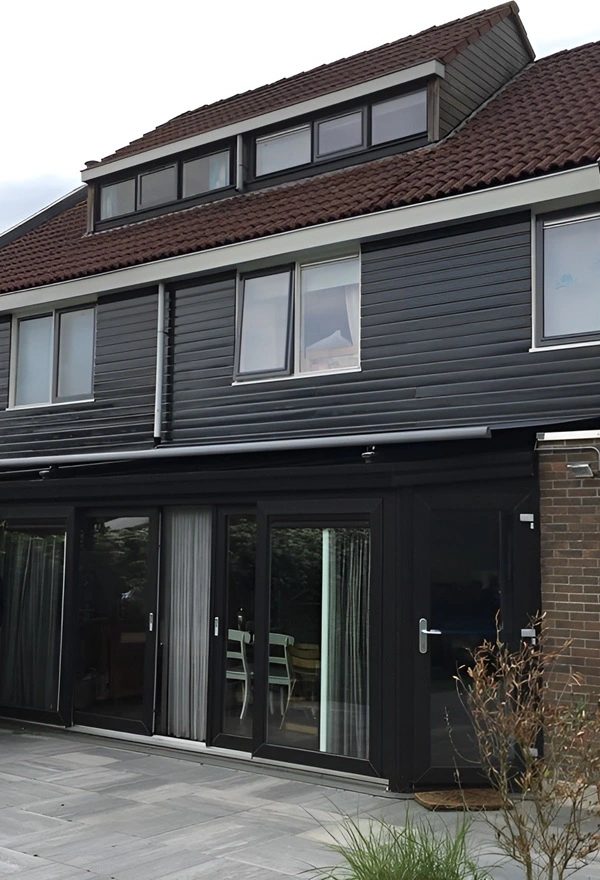 Moderne serre in Friesland, geplaatst door Veldman Zonwering, voor extra woonruimte Moderne serre in Friesland, geplaatst door Veldman Zonwering, voor extra woonruimte