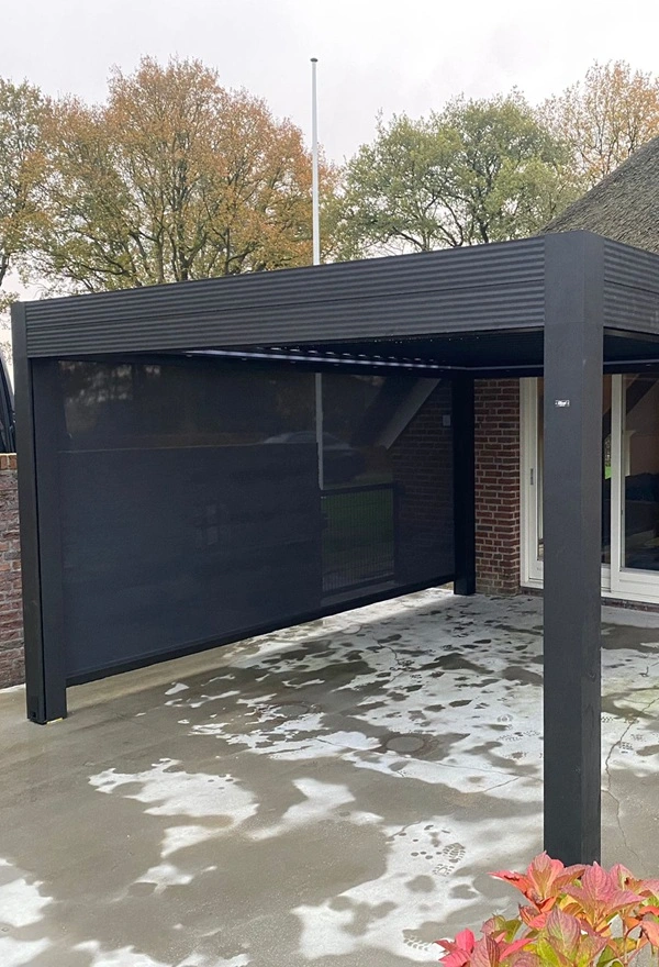 Verlichte terrasoverkapping met zwarte zijschermen in Lieveren door Veldman Zonwering Verlichte terrasoverkapping met zwarte zijschermen in Lieveren door Veldman Zonwering