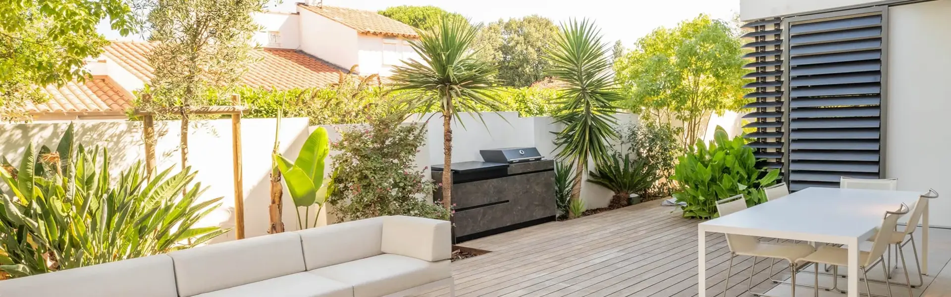 Novara buitenkeuken geplaatst op een terras met groene beplanting