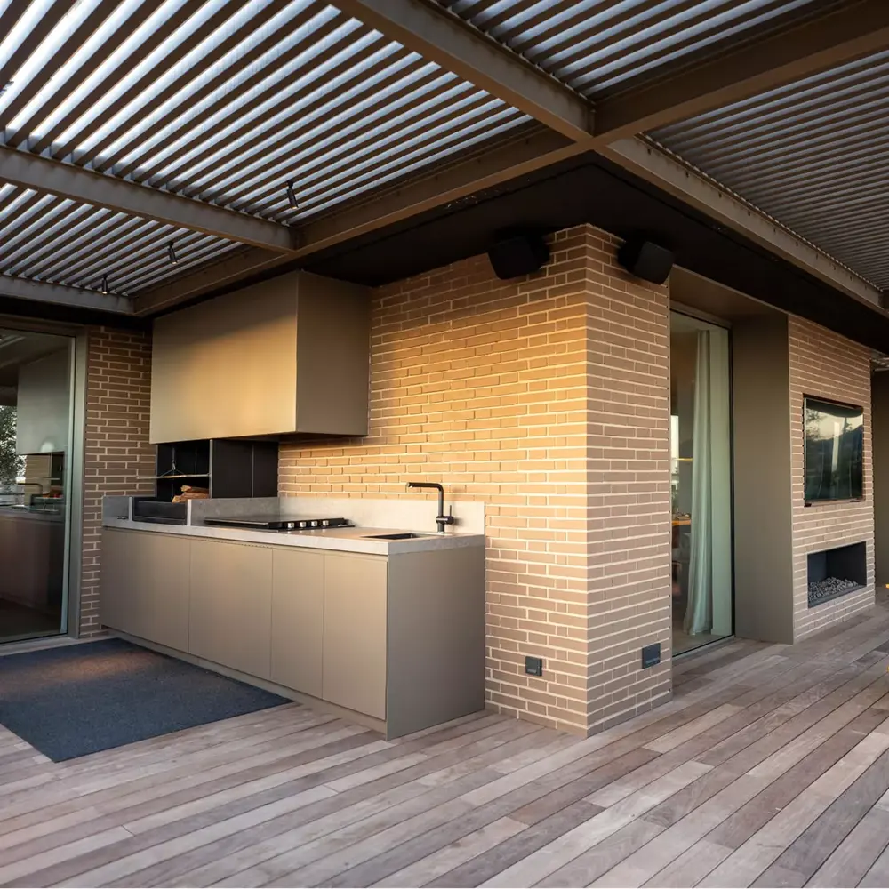 Novara buitenkeuken met apparatuur onder een lamellen overkapping