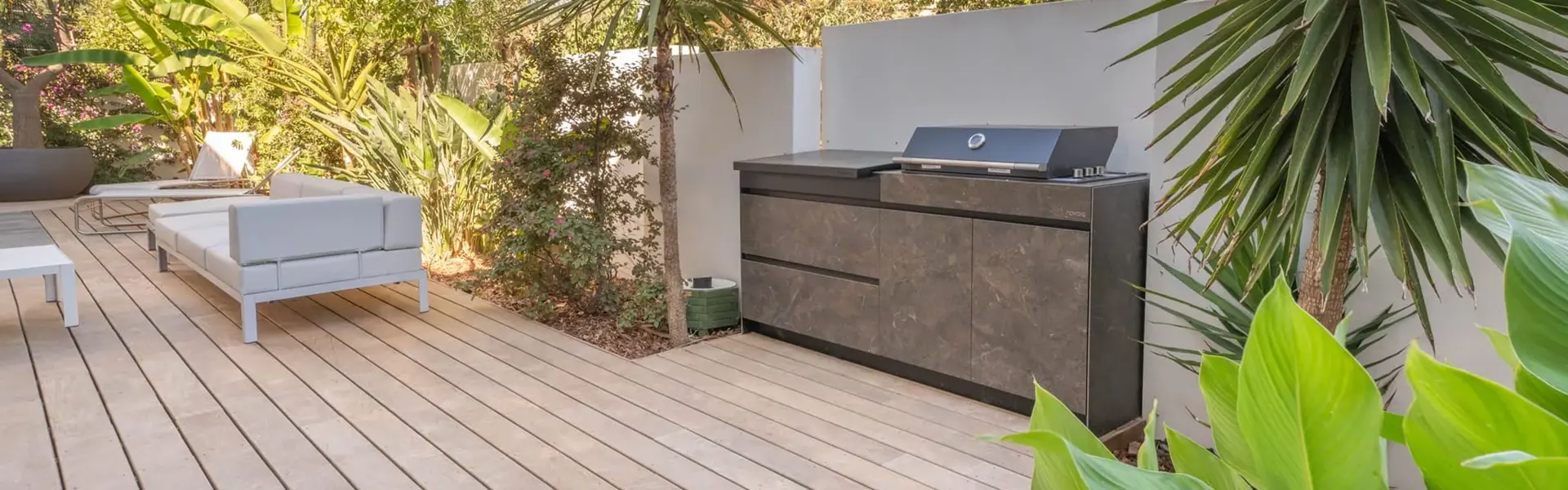 Novara buitenkeuken op houten terras met tropische beplanting