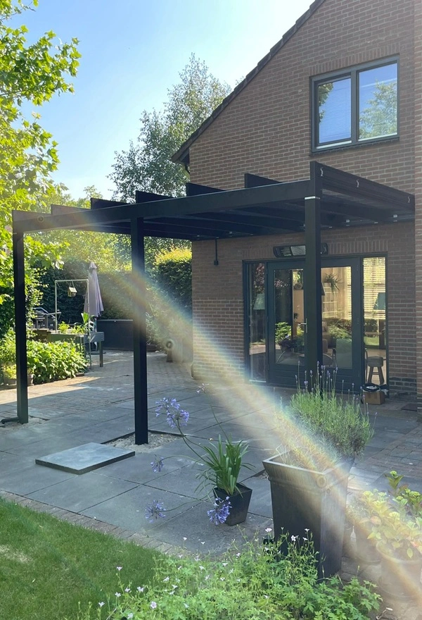 Overkapping met glasdak geplaatst door Veldman Zonwering in Groningen