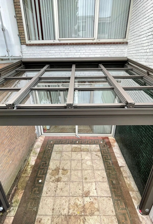 Overkapping met schuifbaar glazen dak geplaatst door Veldman Zonwering in Amsterdam Overkapping met schuifbaar glazen dak geplaatst door Veldman Zonwering in Amsterdam