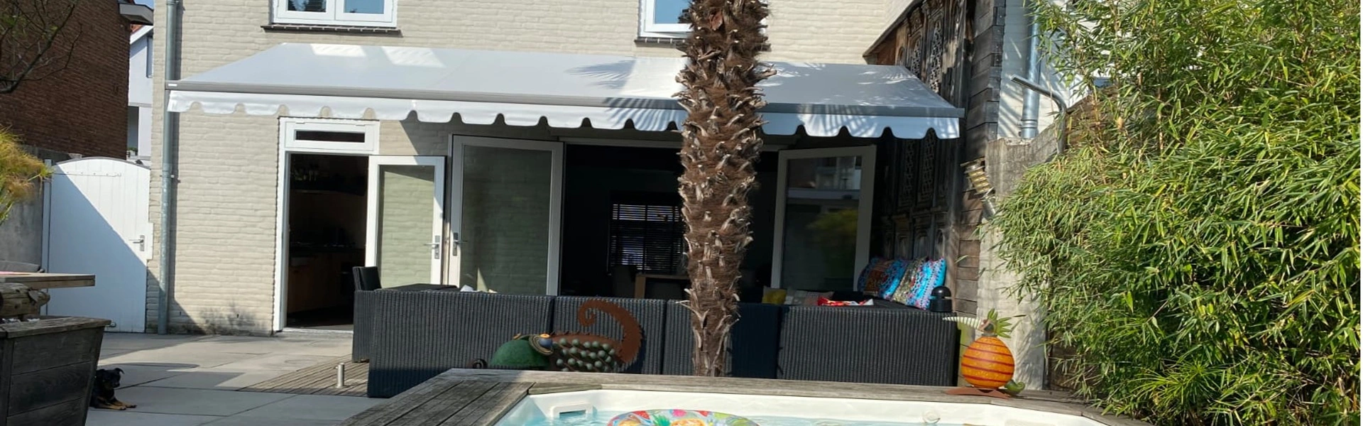 Project van Veldman Zonwering zon en regenscherm in Oisterwijk aan een zwembad Project van Veldman Zonwering zon en regenscherm in Oisterwijk aan een zwembad