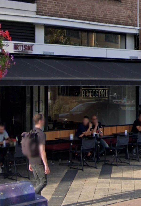 Restaurant Artisani met een Veldman Zonwering scherm Restaurant Artisani met een Veldman Zonwering scherm