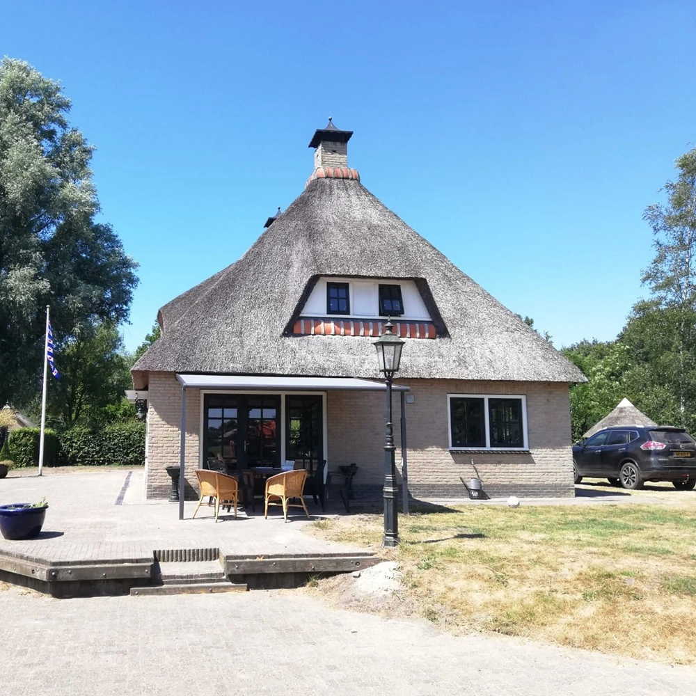 Rieten woning met terras zon en regenwering door Veldman Zonwering in Sint Nicolaasga Rieten woning met terras zon en regenwering door Veldman Zonwering in Sint Nicolaasga