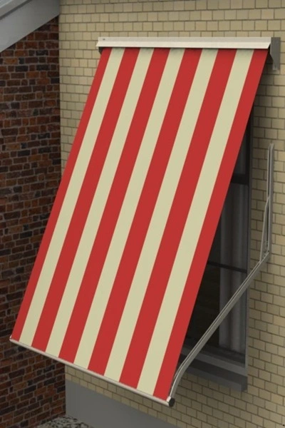 Rood wit gestreept uitvalscherm Kreta gemonteerd op een bakstenen gevel Rood wit gestreept uitvalscherm Kreta gemonteerd op een bakstenen gevel