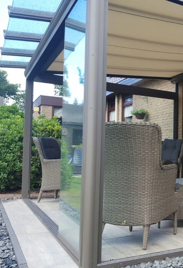 Ruime glazen overkapping door Veldman Zonwering bij een woning in Friesland Ruime glazen overkapping door Veldman Zonwering bij een woning in Friesland