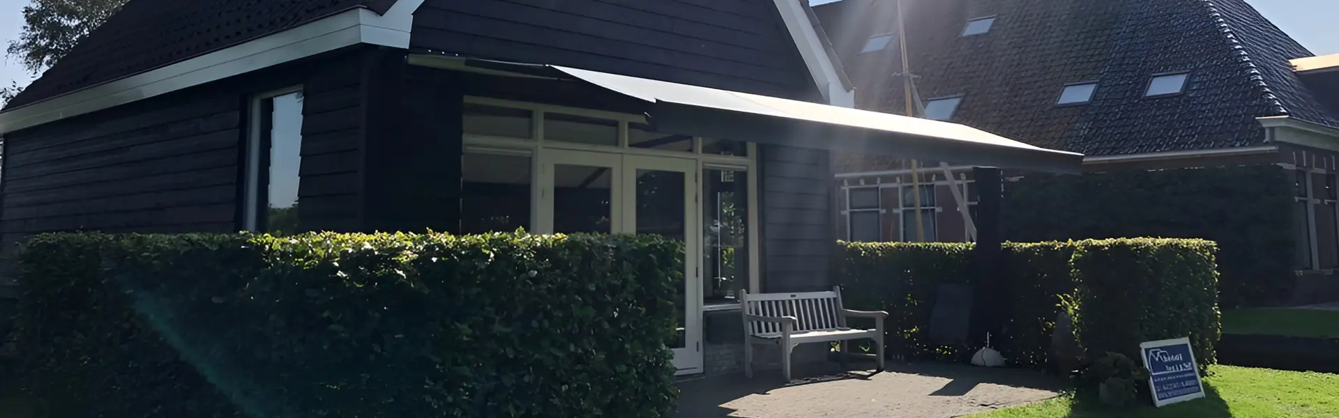 Schaduwrijke zithoek met zon- en regenscherm in Broek door Veldman Zonwering Schaduwrijke zithoek met zon en regenscherm in Broek door Veldman Zonwering