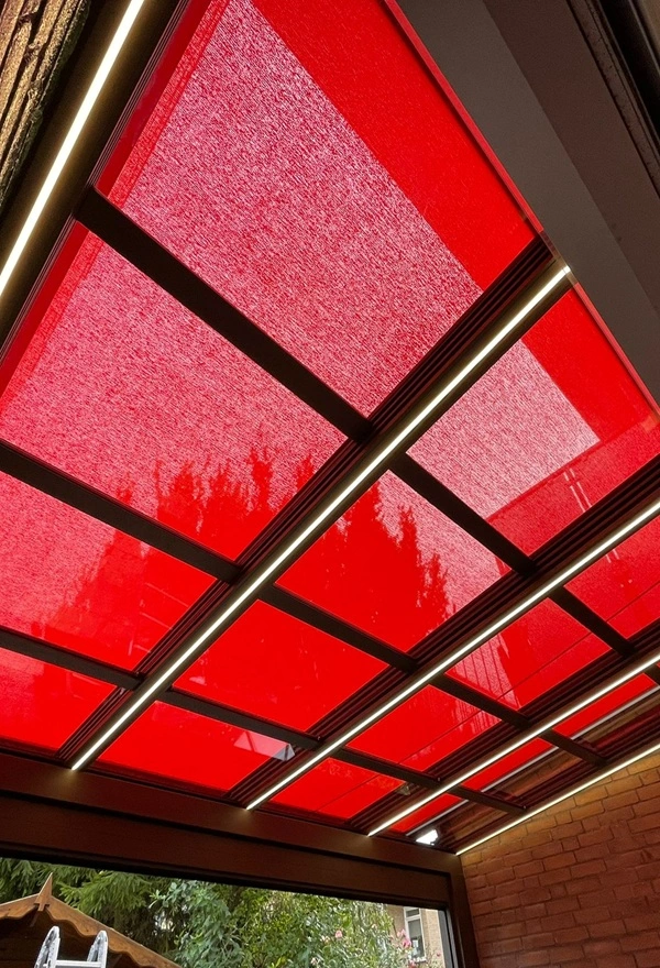 Schuifbaar glazen dak met rode zonwering en ledverlichting door Veldman Zonwering in Amsterdam Schuifbaar glazen dak met rode zonwering en ledverlichting door Veldman Zonwering in Amsterdam