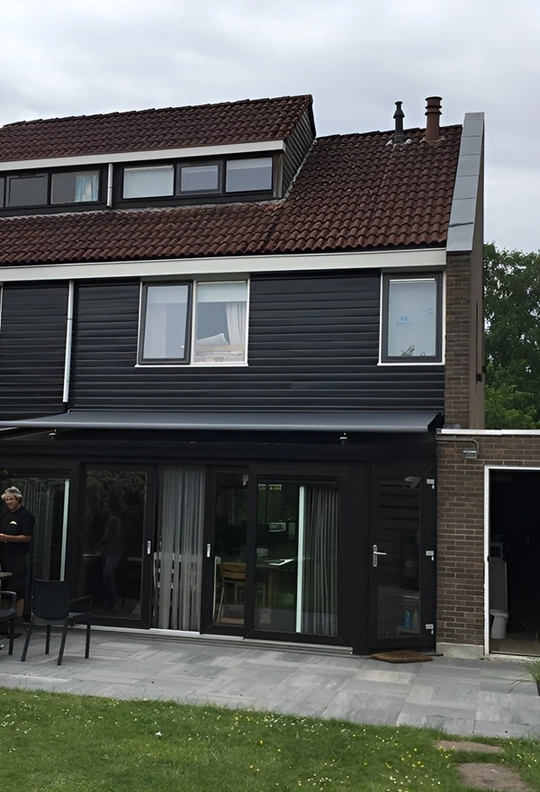 Serre in Friesland met duurzame zonwering, biedt comfort en bescherming tegen zon Serre in Friesland met duurzame zonwering, biedt comfort en bescherming tegen zon