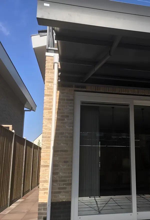 Stevig zon- en regenscherm met moderne uitstraling in Urk door Veldman Zonwering Stevig zon- en regenscherm met moderne uitstraling in Urk door Veldman Zonwering