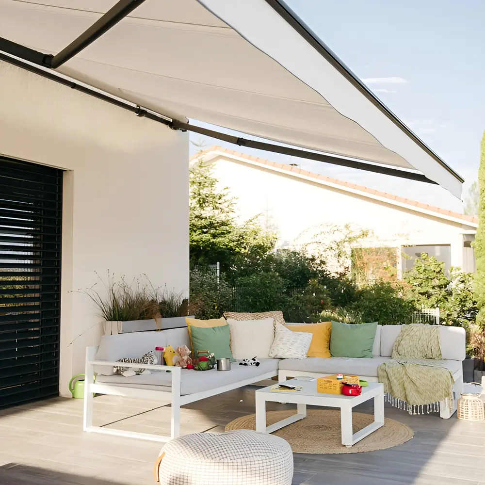 Stijlvolle zithoek beschermd door Somfy zonwering