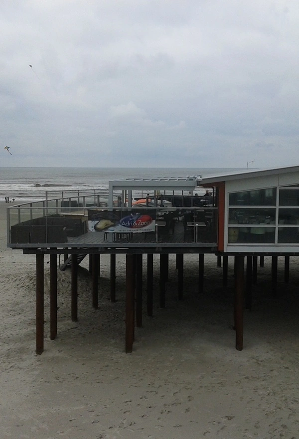 Strandpaviljoen met terrasoverkapping door Veldman Zonwering bij ’t Strandhuys Ameland Strandpaviljoen met terrasoverkapping door Veldman Zonwering bij 't Strandhuys Ameland