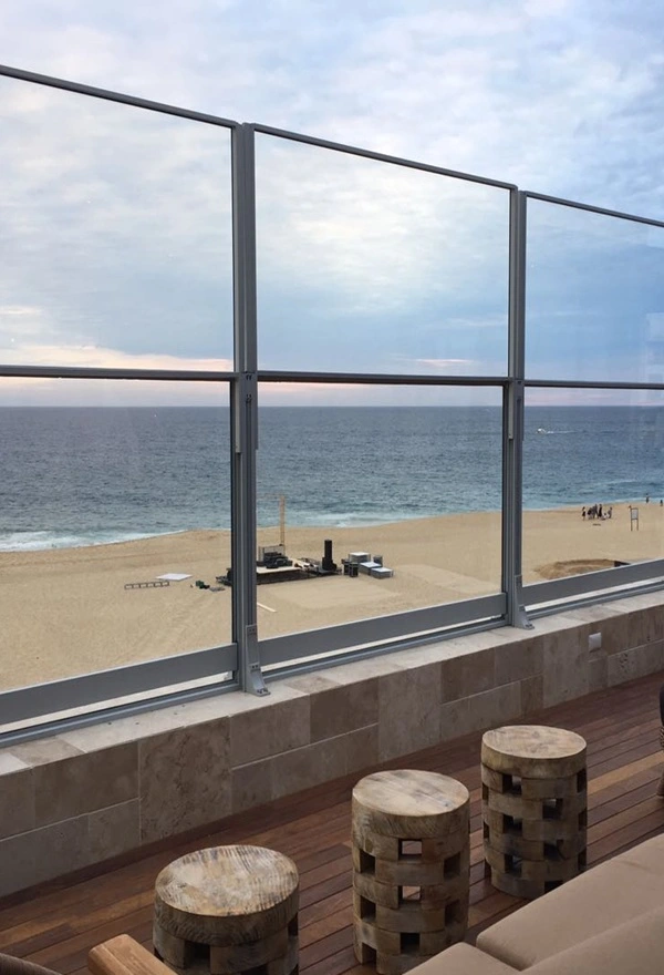 Terras in Griekenland met glazen windschermen voor comfort en panoramisch zeezicht Terras in Griekenland met glazen windschermen voor comfort en panoramisch zeezicht